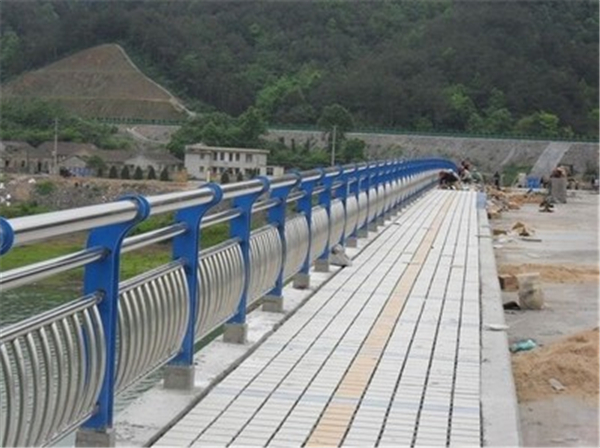 银川不锈钢桥梁护栏的特性及其在现代建筑中的应用